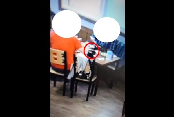 충북 청주 삼계탕집에 방문한 손님이 뚝배기에 이물질을 넣는 모습 /사진=온라인 커뮤니티 보배드림