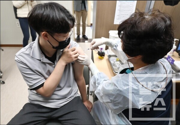 지난해 10월 서울시 양천구 소재 홍익병원에서 16~17세 청소년이 코로나19 백신 접종을 받고 있다. 