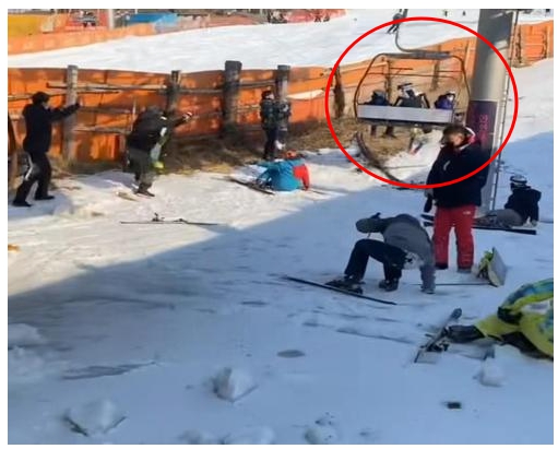 22일 오후 3시께 경기 포천시 베어스타운 스키장에서 슬로프 정상을 향해 올라가던 리프트가 갑자기 역주행하는 사고가 났다. 사진은 탑승객 여러 명이 리프트에서 뛰어내리는 모습. 사진=독자 제공