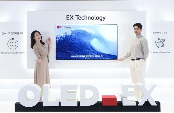 디스플레이 모델들이 지난달 29일 서울 강서구 마곡 LG사이언스파크에서 개최된 ‘OLED.EX’ 미디어데이 행사에서 차세대 TV 패널 ‘OLED.EX’를 소개하고 있다. 출처 : LG디스플레이