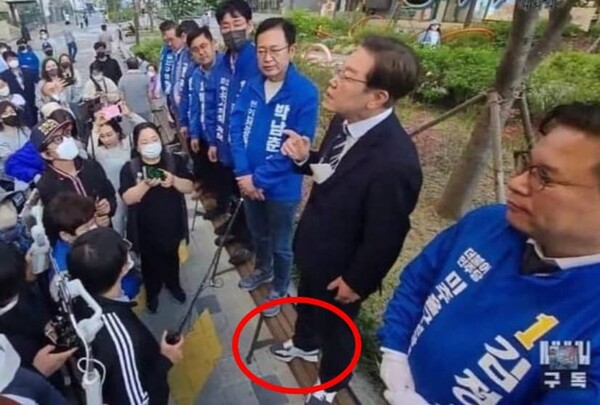 이 위원장이 지난 15일 인천 거리 유세 도중 벤치에 신발을 신고 올라간 모습. (사진=이준석 국민의힘 대표 페이스북 캡처)