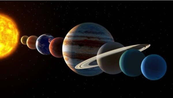 Um show espacial em que os planetas do sistema solar estão dispostos em uma linha de acordo com sua distância do sol, mantidos no céu ao amanhecer de junho.  /s = starwalk.espaço