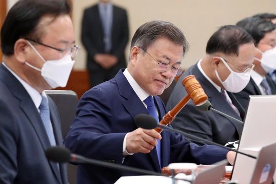 '검수완박법'을 의결하는 문재인 전 대통령 / 조선비즈