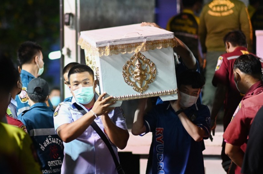 10월 6일 태국 농부아람푸주 나끌랑 지역의 한 어린이집에서 전직 경찰관에 의한 총기난사사건이 벌어진 가운데 우돈타니의 병원 영안실에서 피해자의 관을 옮기고 있다./AP 연합뉴스