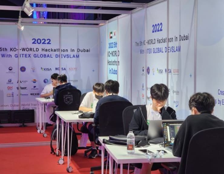 세계 해킹방어대회가 열린 두바이에서 본선에 진출한 6명의 한국 학생들이 13일 대회장에서 주어진 과제 해결에 몰두하고 있다. / 중앙일보