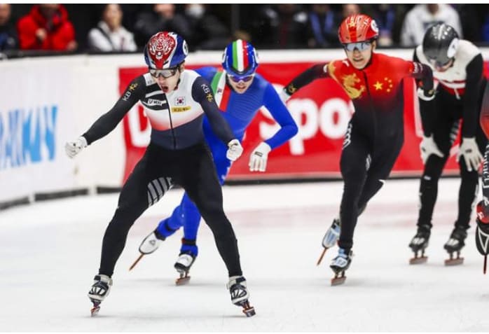 한국 남자 쇼트트랙 대표팀의 새로운 에이스 박지원(맨 왼쪽)이 12일(현지시간) 2022~23 국제빙상경기연맹(ISU) 쇼트트랙 월드컵 6차 대회 남자 1,000m 2차 레이스 결선에서 결승선을 통과한 후 포효하고 있다. / AFP 연합뉴스